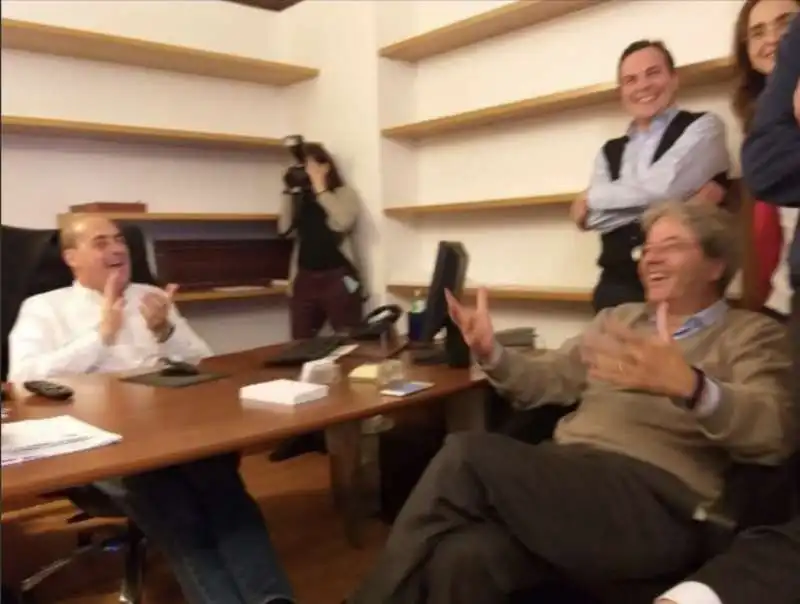 europee 2019   nicola zingaretti e paolo gentiloni festeggiano il sorpasso del pd sul movimento 5 stelle con una foto sfocata