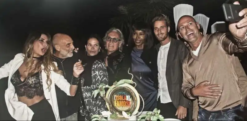 foto di gruppo del gala' di paolo brosio ph umicini