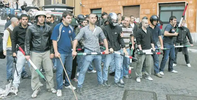 FRANCESCO POLACCHI E UN GRUPPO DI GIOVANI NEOFASCISTI A PIAZZA NAVONA NEL 2008

