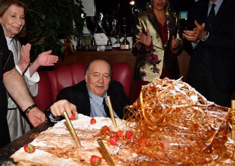 giampiero galeazzi con la torta del suo compleanno foto di bacco (1)