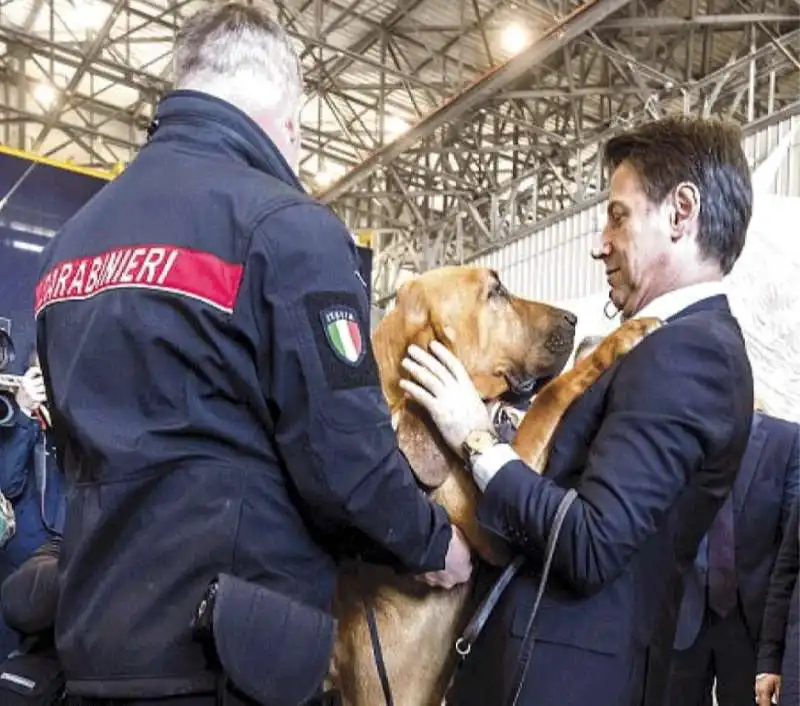 GIUSEPPE CONTE E IL CANE