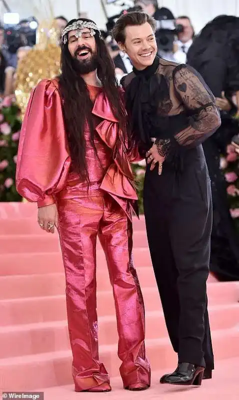 harry styles e  alessandro michele di gucci versione gender fluid