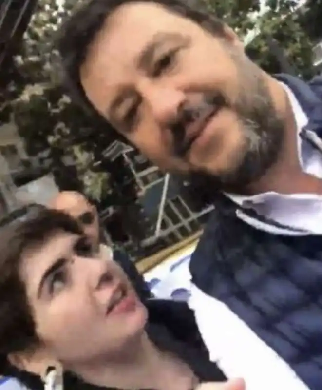 il selfie beffa di una ragazza con salvini 1