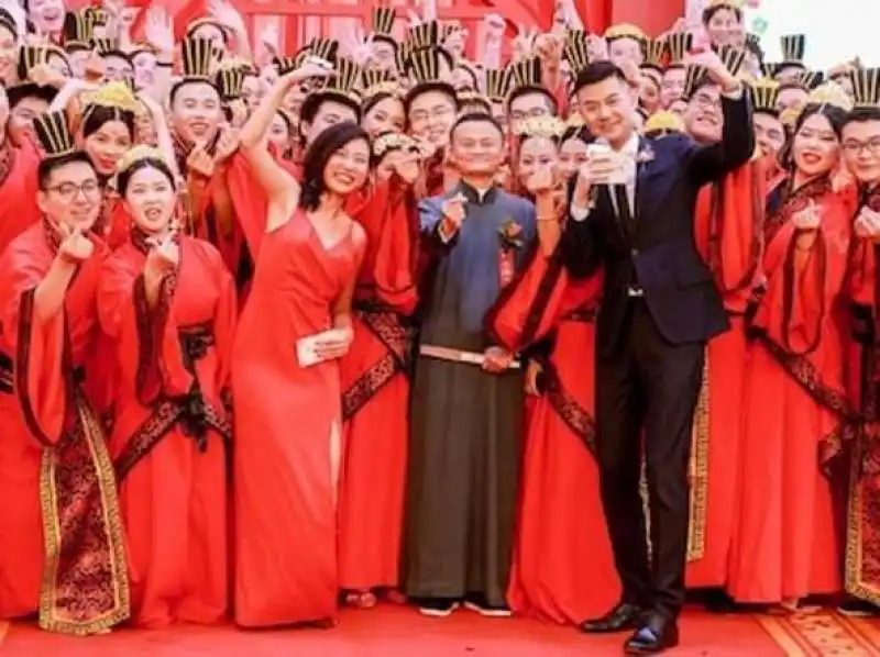 JACK MA CON LE COPPIE SPOSATE DI DIPENDENTI ALIBABA 1