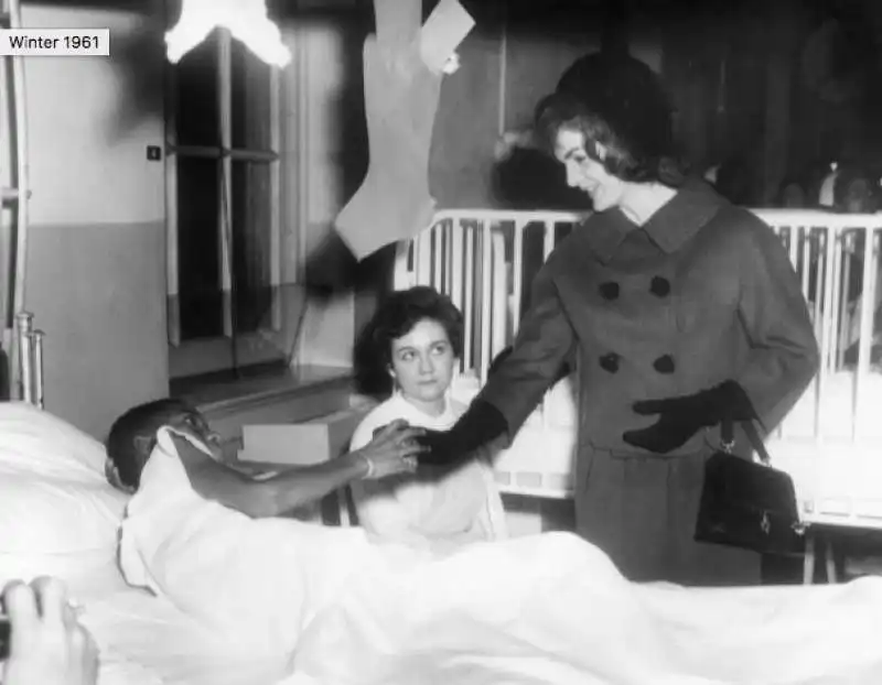 jacqueline kennedy visita un ospedale