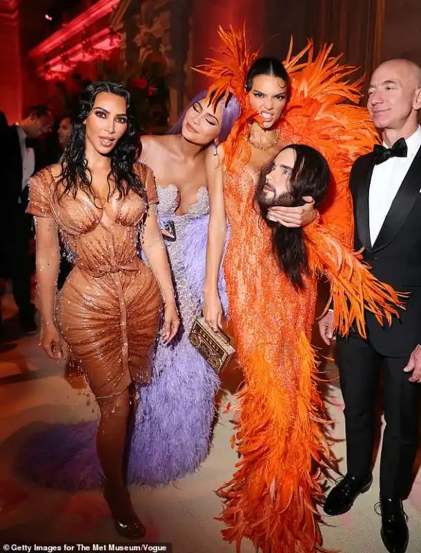 jeff bezos  con kim kardashian kendall e kylie jenner e jared leto