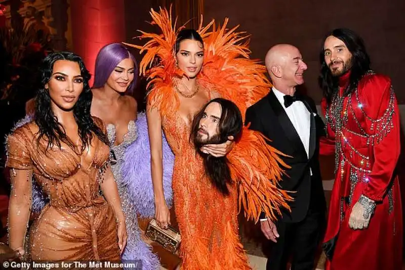 jeff bezos con kim kardashian kendall e kylie jenner e jared leto