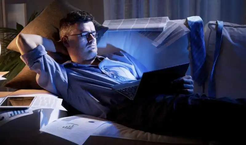 la luce blu di smartphone e tablet causa disturbi del sonno 4