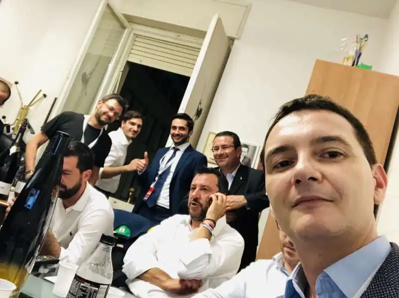 luca morisi, matteo salvini e lo staff della lega festeggiano la vittoria alle europee