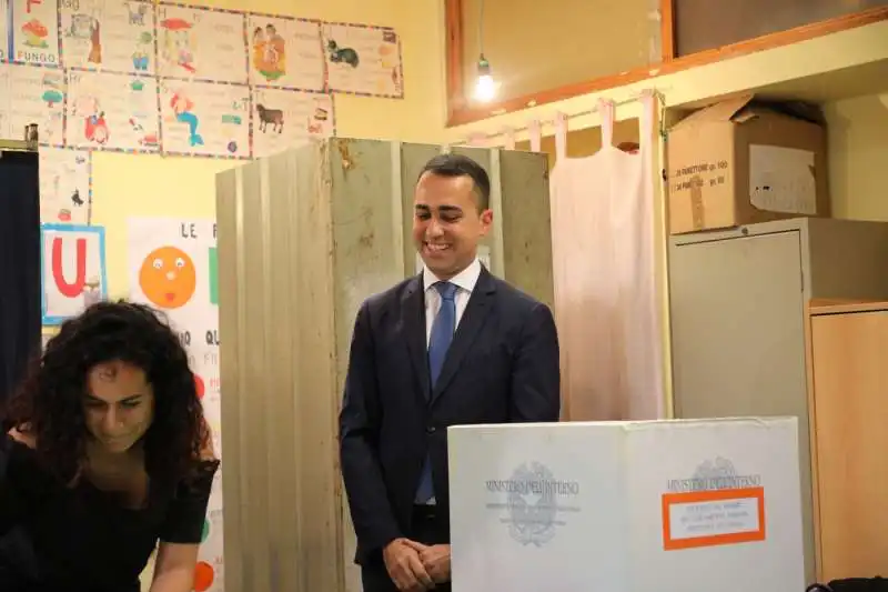 luigi di maio vota al seggio di pomigliano d'arco 2