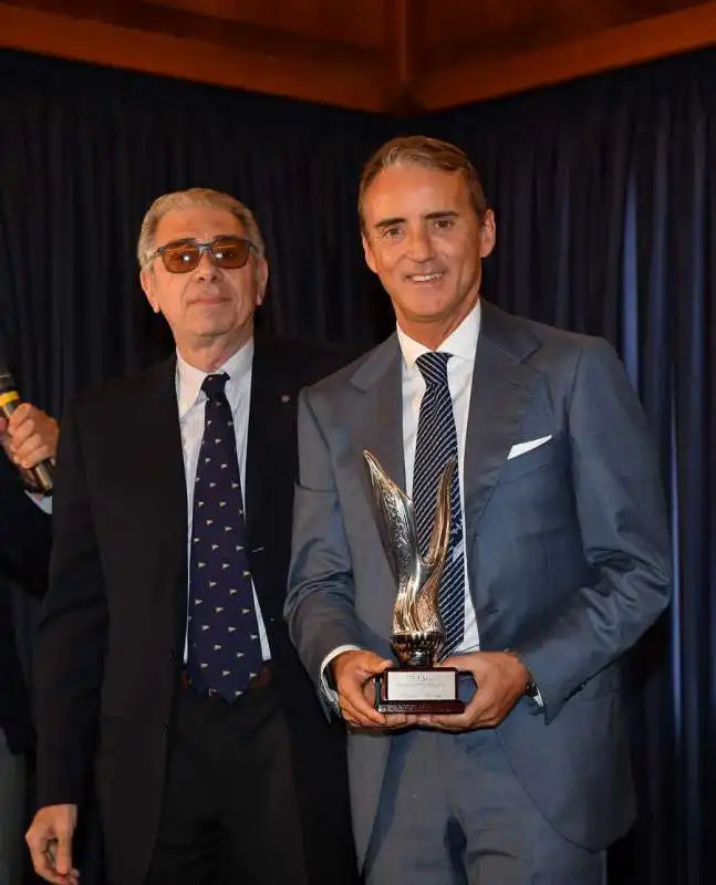 luigi ferrajolo premia roberto mancini foto di bacco