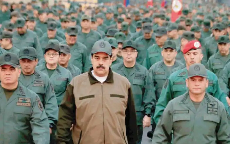 MADURO SFILA CON L ESERCITO