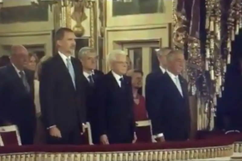 mattarella con re felipe al teatro san carlo di napoli  4