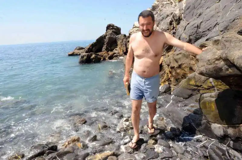 matteo salvini al mare