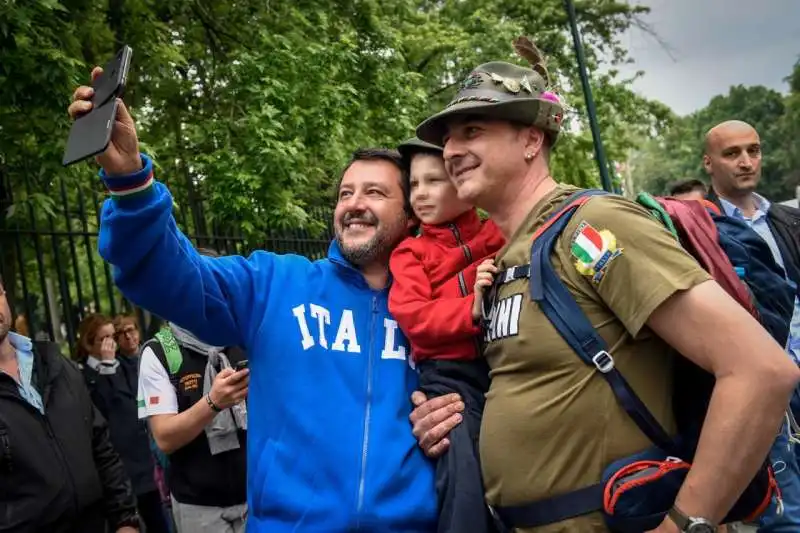 matteo salvini all'adunata degli alpini a milano 1