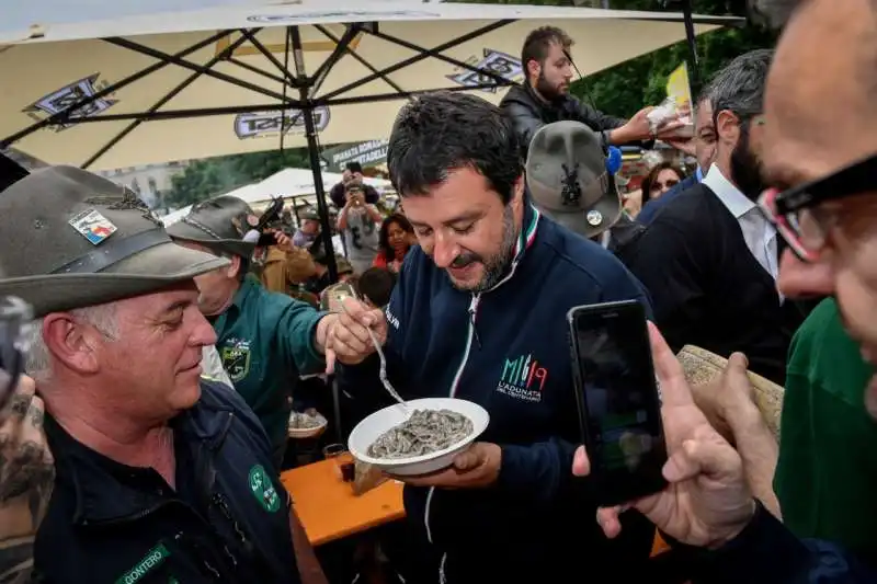 matteo salvini all'adunata degli alpini a milano 11