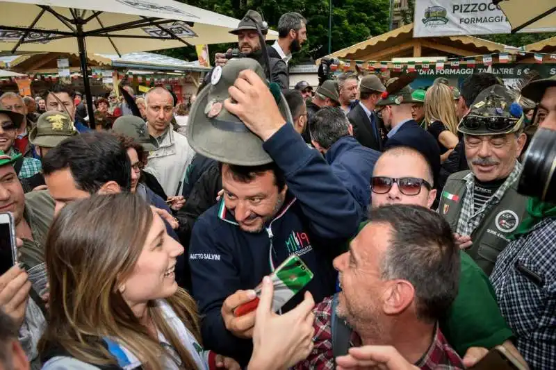 matteo salvini all'adunata degli alpini a milano 12