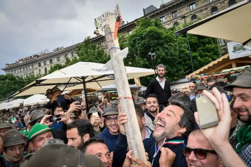 matteo salvini all'adunata degli alpini a milano 14