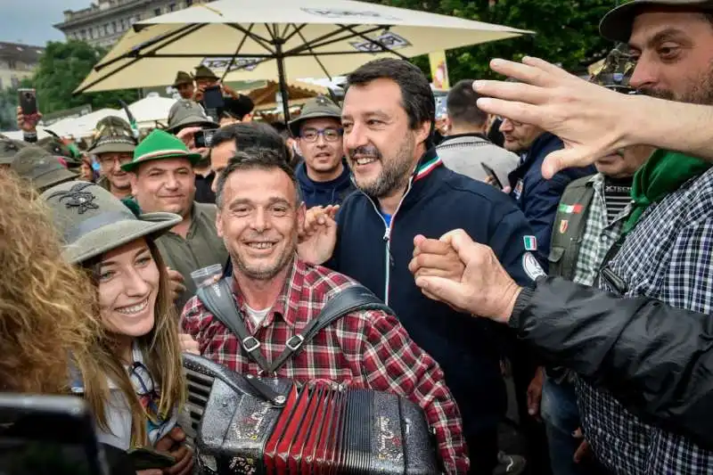 matteo salvini all'adunata degli alpini a milano 15