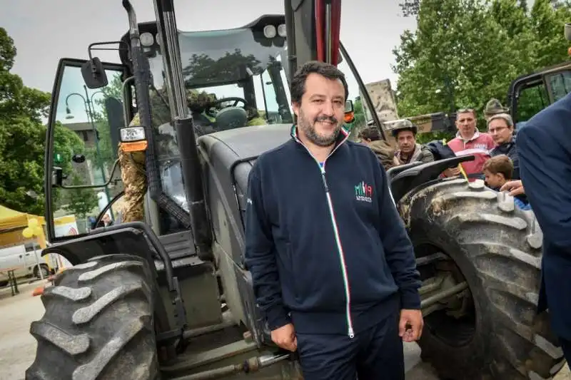 matteo salvini all'adunata degli alpini a milano 22