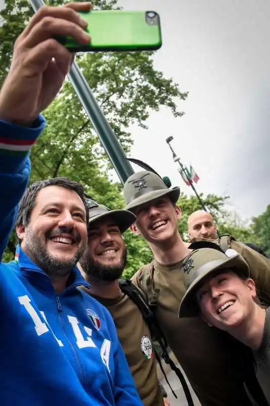 matteo salvini all'adunata degli alpini a milano 4