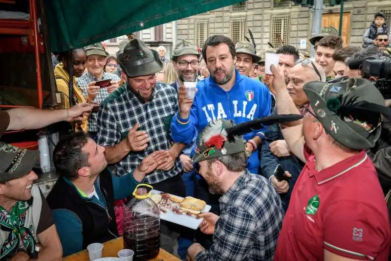 matteo salvini all'adunata degli alpini a milano 7