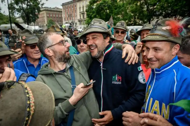 matteo salvini all'adunata degli alpini a milano 9