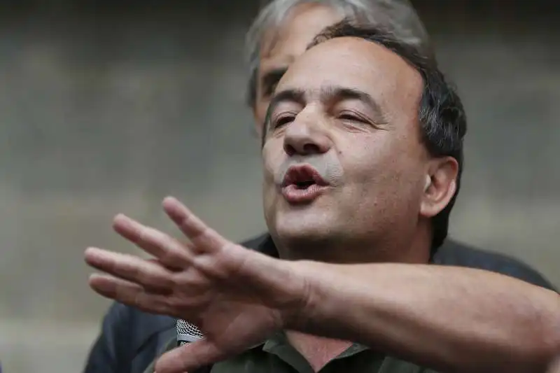 mimmo lucano  arriva all'universita' la sapienza di roma 11