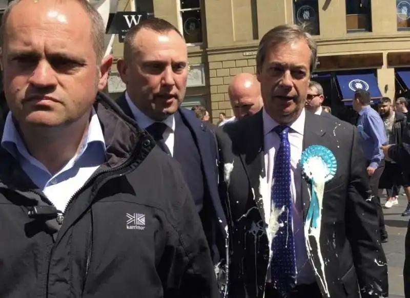 nigel farage colpito da un milkshake 2