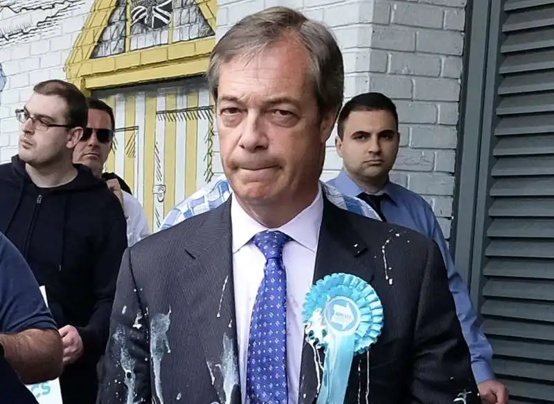 nigel farage colpito da un milkshake 3