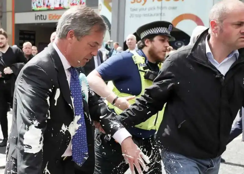 nigel farage colpito da un milkshake 4