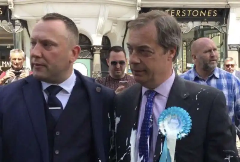 nigel farage colpito da un milkshake 8