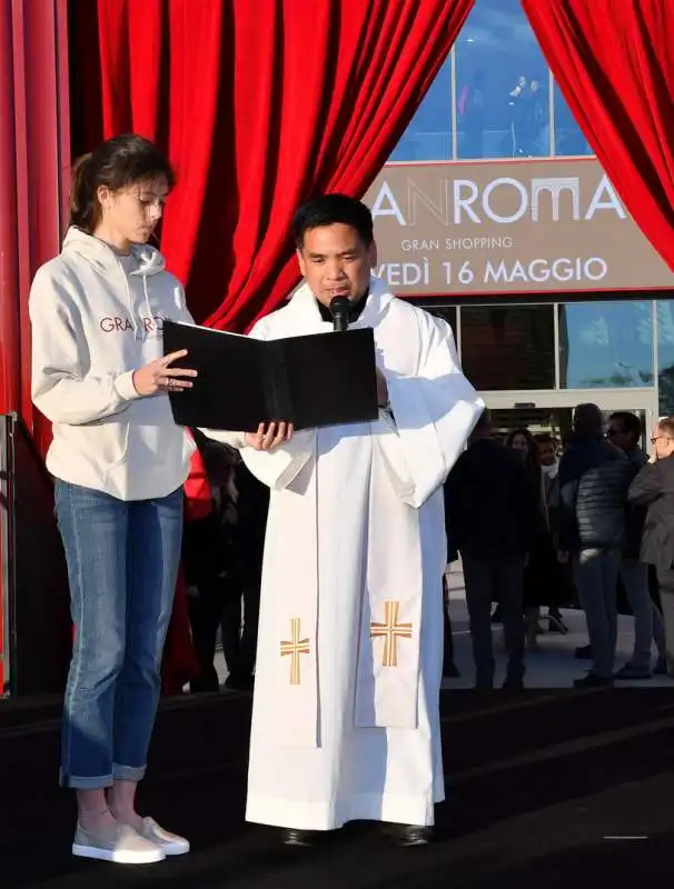 padre morrel benedice il centro commerciale gran roma (1)