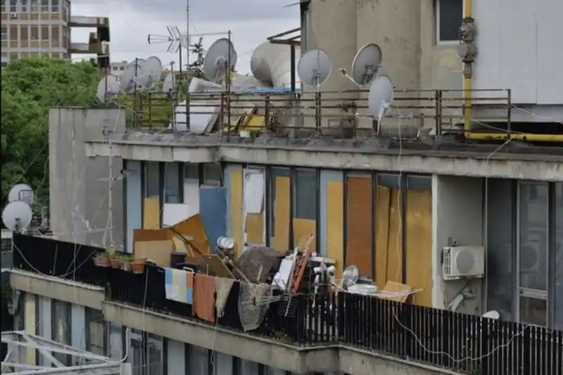 palazzo occupato in viale delle provincie a roma 16