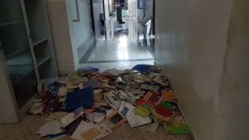 PALERMO - QUATTRO STUDENTI VANDALIZZANO UNA SCUOLA  