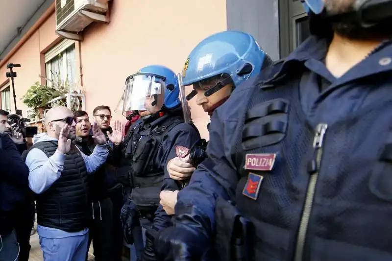 presidio di casa pound contro l'assegnazione di una casa popolare ad una famiglia rom a casal bruciato 24