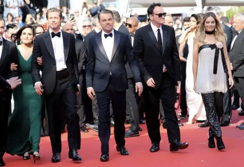 quentin tarantino con brad pitt, leonardo dicaprio e margot robbie sul red carpet di cannes 1