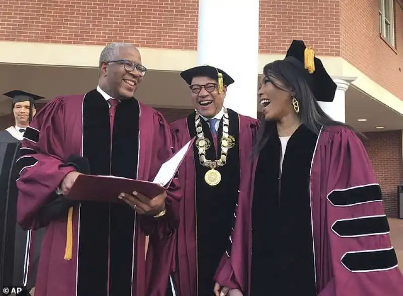 robert smith paga i debiti degli studenti del morehouse college di atlanta 1