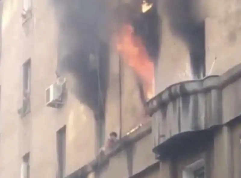 roma   incendio in un palazzo dell'appio   uomo intrappolato sul cornicione 1