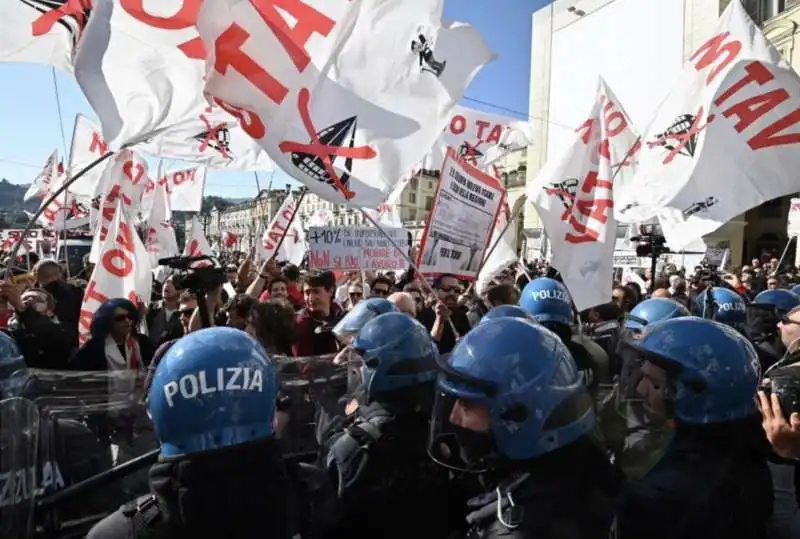 scontri con i no tav al corteo del primo maggio a torino 1