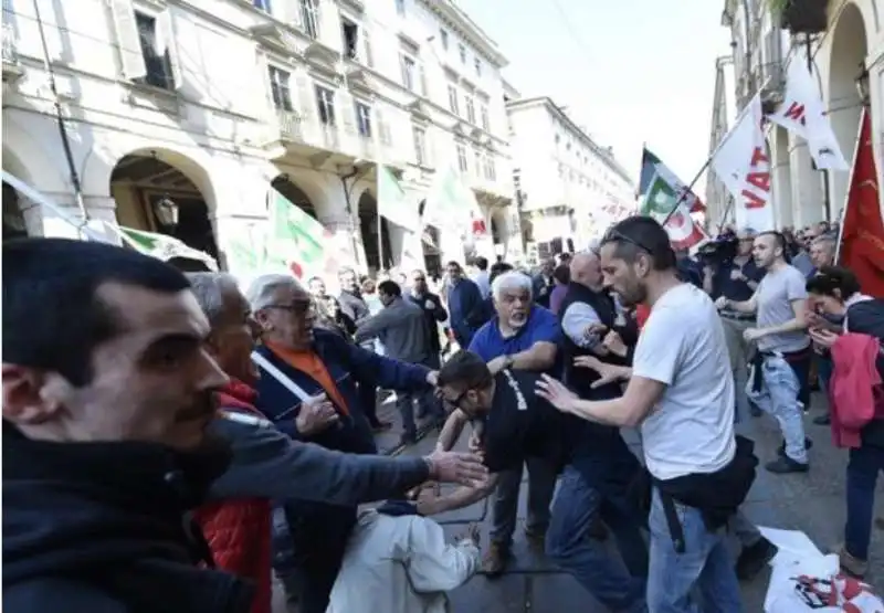 scontri con i no tav al corteo del primo maggio a torino 12