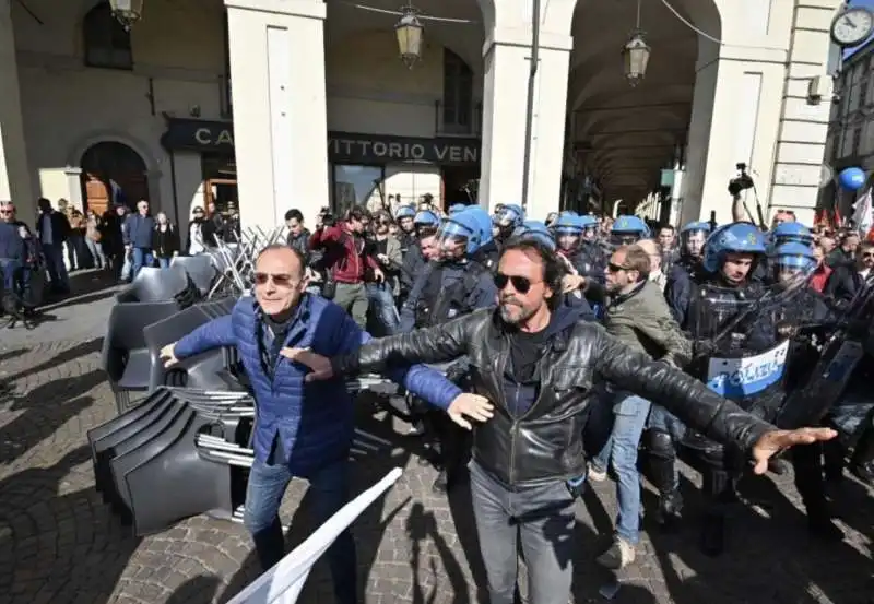 scontri con i no tav al corteo del primo maggio a torino 4