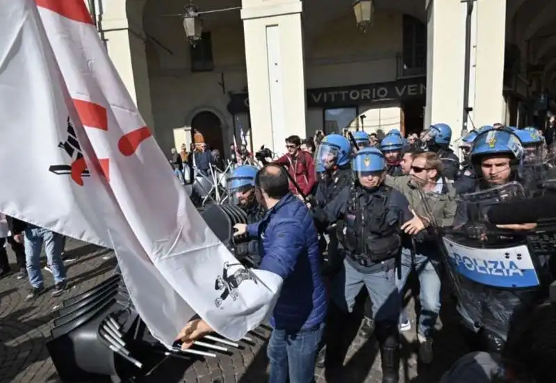 scontri con i no tav al corteo del primo maggio a torino 5