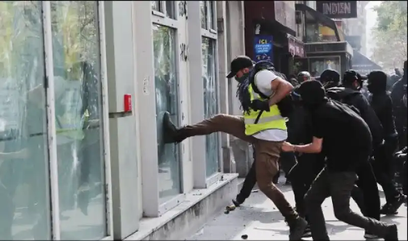 scontri gilet gialli polizia parigi