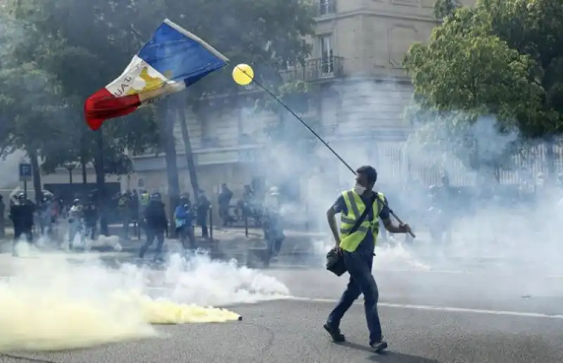 scontri gilet gialli polizia parigi