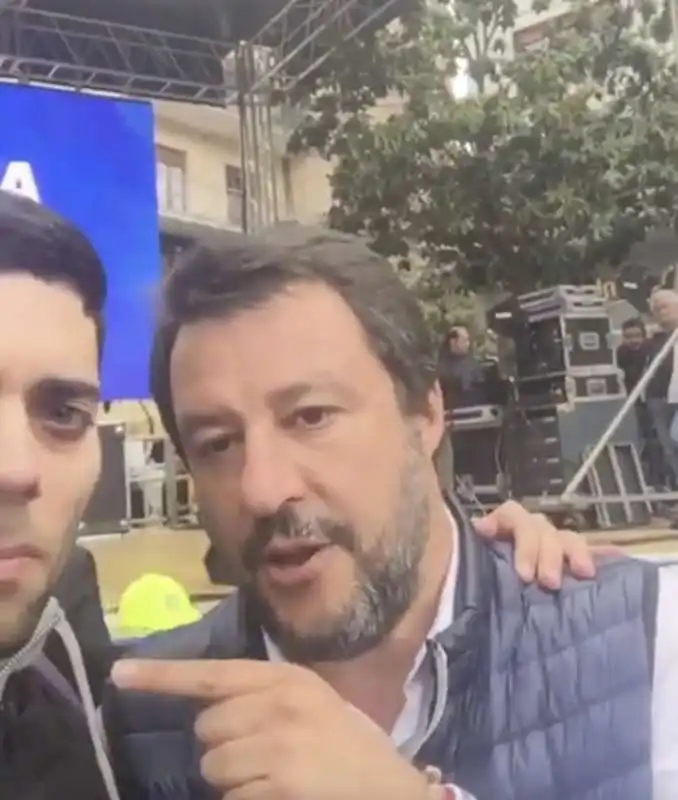 SELFIE - BEFFA A SALVINI: 'DOVE SONO I 49 MILIONI DELLA LEGA' 1 