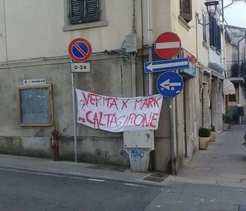 striscione per mark caltagirone