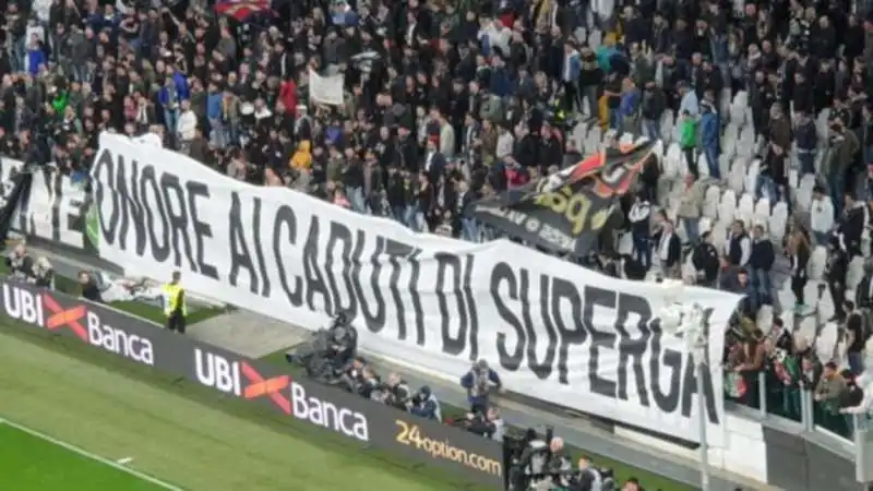 striscione tifosi juve sul grande torino