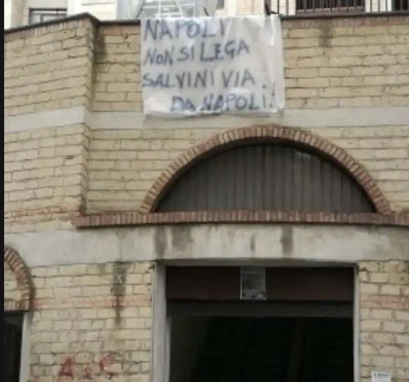 striscioni contro salvini 10