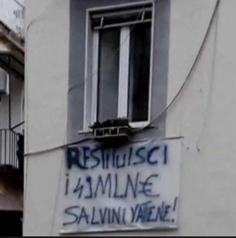 striscioni contro salvini 7